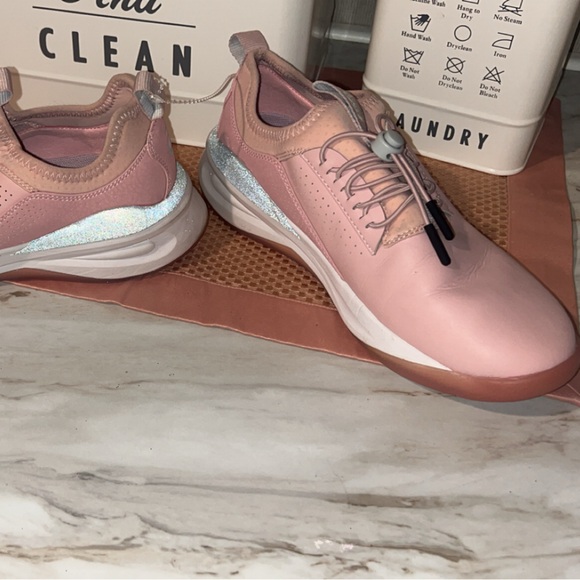 Women’s clove shoes size 8, pink in color - Picture 2 of 5